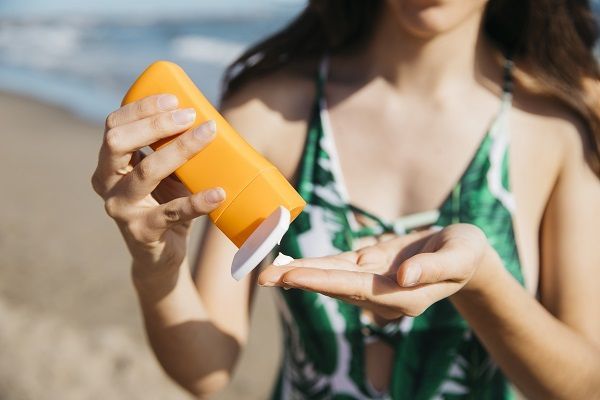 donna che utilizza protezione solare