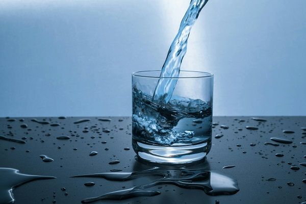 bere acqua. rimanere in forma