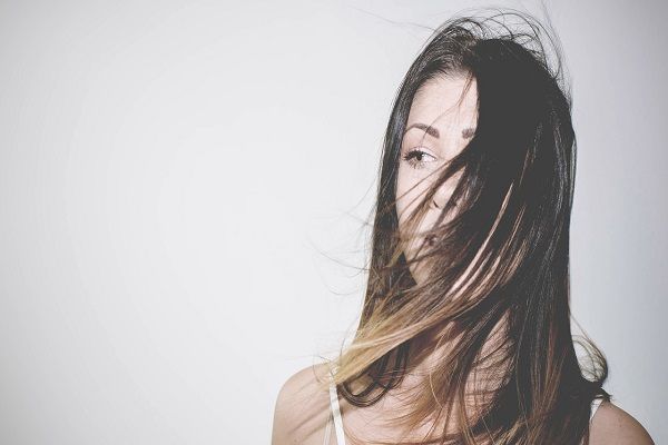 donna con capelli lisci e castani