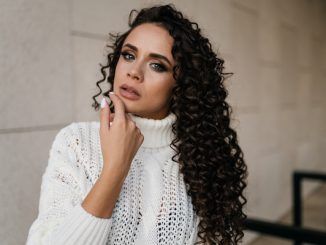 donna capelli ricci maglione bianco