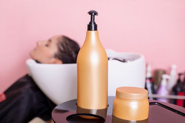 rimedio capelli donna parrucchiere lavandino