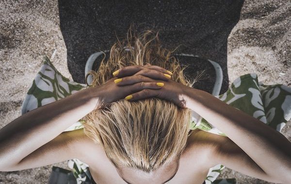 Veduta dall'alto di una donna sulla spiaggia.