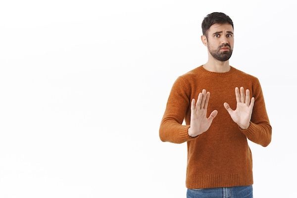 No grazie Ritratto di un bell'uomo barbuto preoccupato che stringe la mano 