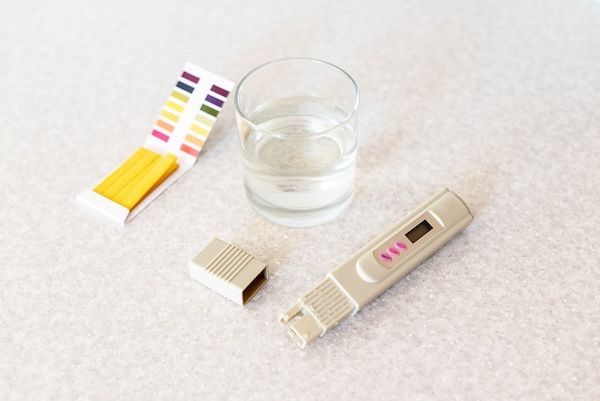 Tester universale della qualità dell'acqua al tornasole e misuratore PH con scala cromatica che misura le caratteristiche dell'acqua potabile Analizzatore della qualità dell'acqua del rubinetto Controllo della purezza dell'acqua a casa