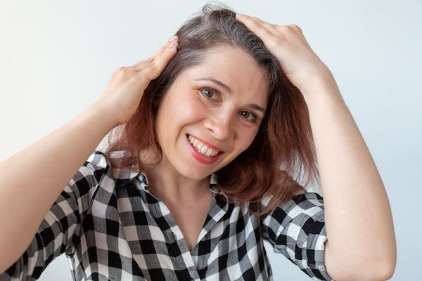 Retrato de una joven sonriente contra un fondo blanco 