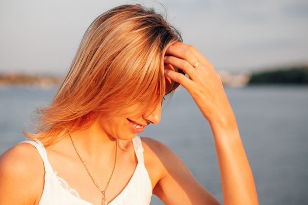 Giovane donna all'aperto con espressione felice