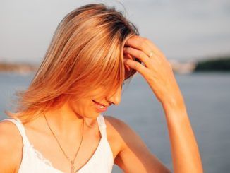 Ritratto di una giovane donna che ruba sullo sfondo dell'acqua foto ravvicinata di una bella donna che dorme in...