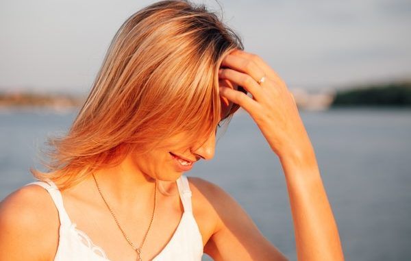 Ritratto di una giovane donna che ruba sullo sfondo dell'acqua foto ravvicinata di una bella donna che dorme in...