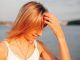 Ritratto di una giovane donna che ruba sullo sfondo dell'acqua foto ravvicinata di una bella donna che dorme in...