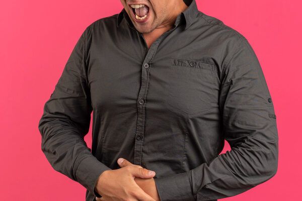 Uomo con forte dolore addominale a causa del calcolo.