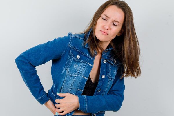 Donna affetta da calcoli biliary.