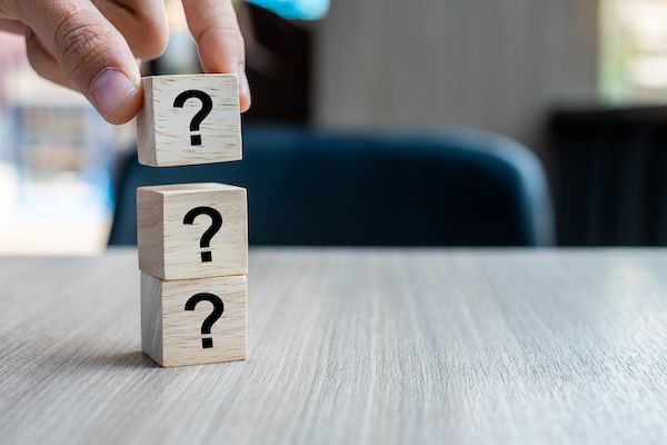 Punto interrogativo su blocco di cubo di legno