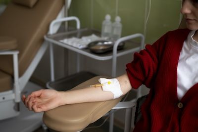paziente in ospedale riceve un trattamento di trasfusione per l'emofilia
