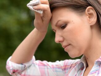 donna con sintomi di influenza, febbre e mal di testa, meningite