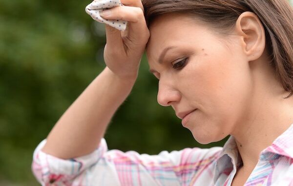 donna con sintomi di influenza, febbre e mal di testa, meningite