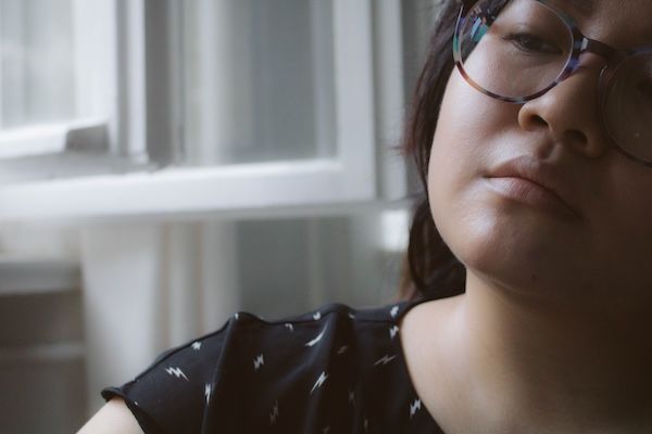 Primo piano di una giovane pensierosa.