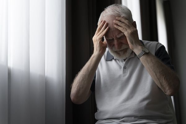 Ritratto di un uomo anziano con sintomi di Alzheimer in interni.