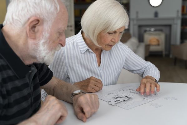 Persone anziane che affrontano la malattia di Alzheimer.