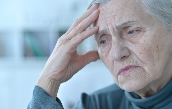 Primo piano di un'anziana triste e bellissima con sintomi iniziali dell'Alzheimer