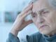 Primo piano di un'anziana triste e bellissima con sintomi iniziali dell'Alzheimer