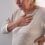 Donna anziana con dolore nella zona del cuore aritmia cardiaca