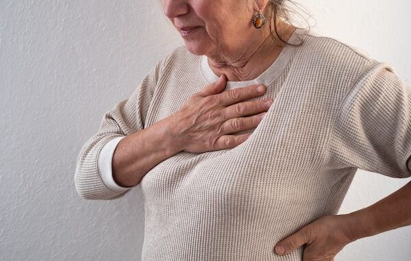 Donna anziana con dolore nella zona del cuore aritmia cardiaca