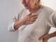 Donna anziana con dolore nella zona del cuore aritmia cardiaca