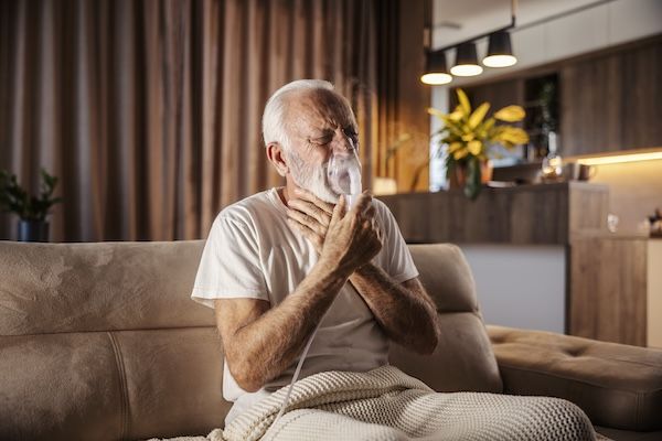 uomo in preda ad una crisi d'ansia che utilizza l'aerosolterapia 