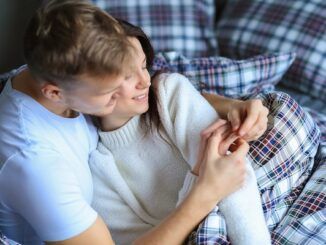 coppia amorevole che condivide un momento di intimità insieme