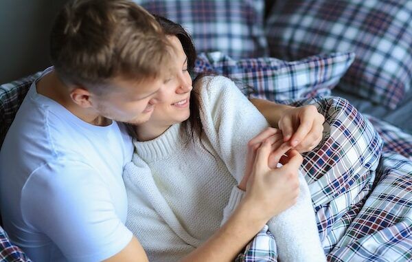 coppia amorevole che condivide un momento di intimità insieme