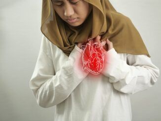 Composizione digitale di un cuore umano con infiammazione da endocardite, persona malata, donna con dolore al petto sintomi endocardite