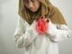 Composizione digitale di un cuore umano con infiammazione da endocardite, persona malata, donna con dolore al petto sintomi endocardite