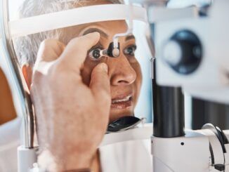 Revisione della retina con zoom oculare per anziani e esame medico degli occhi di una persona anziana in ambulatorio medico a seguito sintomi di glaucoma. Approccio di assistenza sanitaria della vista e paziente anziana con consulente esperto in benessere per esame delle lenti e glaucoma.