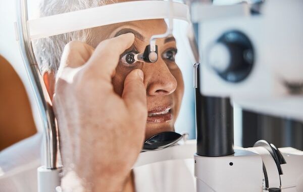Revisione della retina con zoom oculare per anziani e esame medico degli occhi di una persona anziana in ambulatorio medico a seguito sintomi di glaucoma. Approccio di assistenza sanitaria della vista e paziente anziana con consulente esperto in benessere per esame delle lenti e glaucoma.