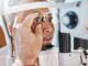 Revisione della retina con zoom oculare per anziani e esame medico degli occhi di una persona anziana in ambulatorio medico a seguito sintomi di glaucoma. Approccio di assistenza sanitaria della vista e paziente anziana con consulente esperto in benessere per esame delle lenti e glaucoma.