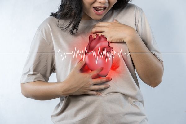 Il cuore è nel corpo della donna, dolore severo al cuore, avere un attacco di cuore o crampi dolorosi, malattia cardiaca, concetto, cos'è pericardite