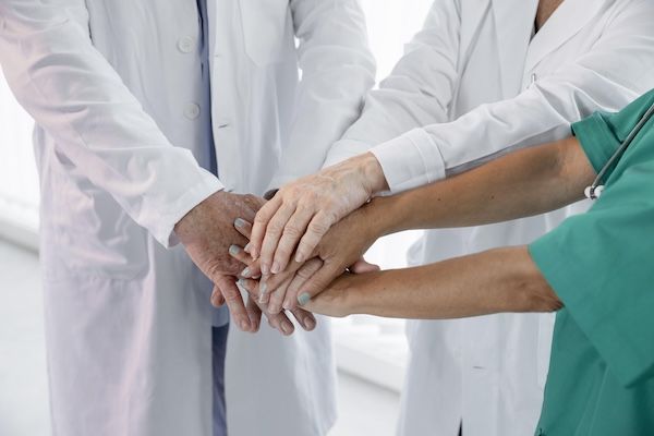 un gruppo di medici del gruppo sanitario pronti per lavorare