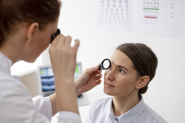 Medico che esamina la vista del paziente a seguito sintomi preoccupanti del glaucoma