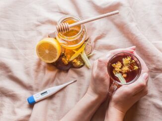 Tè, tiglio, miele e limone alcuni rimedi naturali per abbassare la febbre alta