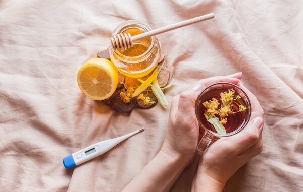 Tè, tiglio, miele e limone alcuni rimedi naturali per abbassare la febbre alta