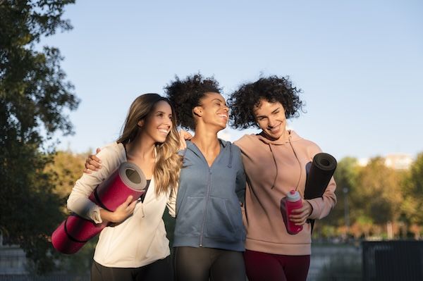 Inquadratura a mezzo busto, sorridenti, donne sportive all'aperto.