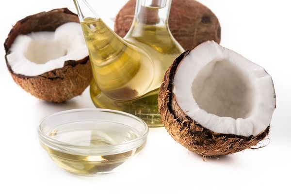 Olio di cocco isolato su sfondo bianconera i cibi da evitare per chi soffre di colesterolo alto