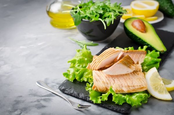 Salmone in camicia è tra i migliori cibi per un buon colesterolo rucola, limone e avocado