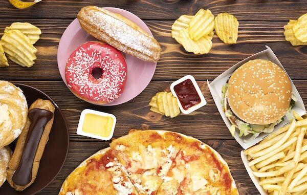 fast food pizza hamburger cibi da evitare con il colesterolo alto