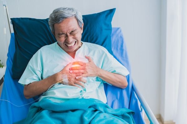 Dolore al cuore, anziano nonno asiatico in uniforme da paziente che soffre di problemi fisici, concetto di idee sulla salute cardiovascolare e differenza colesterolo HDL