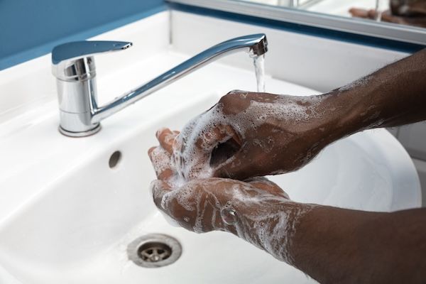 Uomo che si lava accuratamente le mani con sapone e disinfettante, da vicino. Prevenzione della diffusione del virus covid eg 5 sintomi, protezione contro la pandemia di coronavirus. Igiene, sanità, cura, disinfezione. Sicurezza.