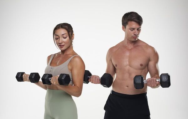 uomo e donna sportivi con pesi seguono piano sportivo e dieta per aumentare la massa muscolare senza ingrassare