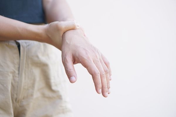 Donna asiatica che ha dolore alla mano frattura scafoide non curata