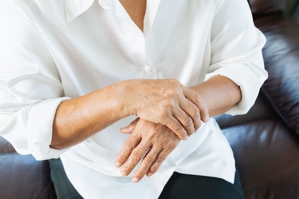 Dolore alla mano e al polso di un'anziana, problema di salute frattura scafoide non curata legato all'età avanzata.