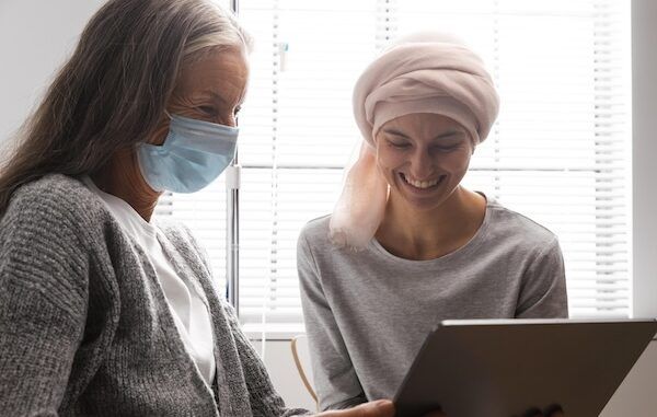 Pazienti di terapia genica per tumori che parlano in ospedale al chiuso.